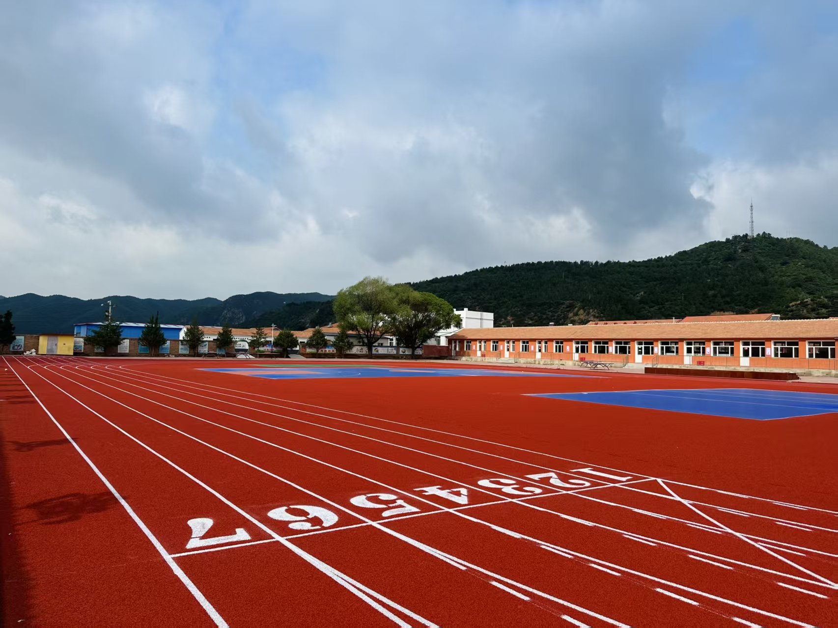 汕头市自结纹塑胶跑道硅PU - 厂家
